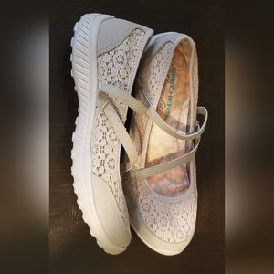 COPY - Sketchers Ivory cream lace Fabric Air cooled. Memory foam foot bed